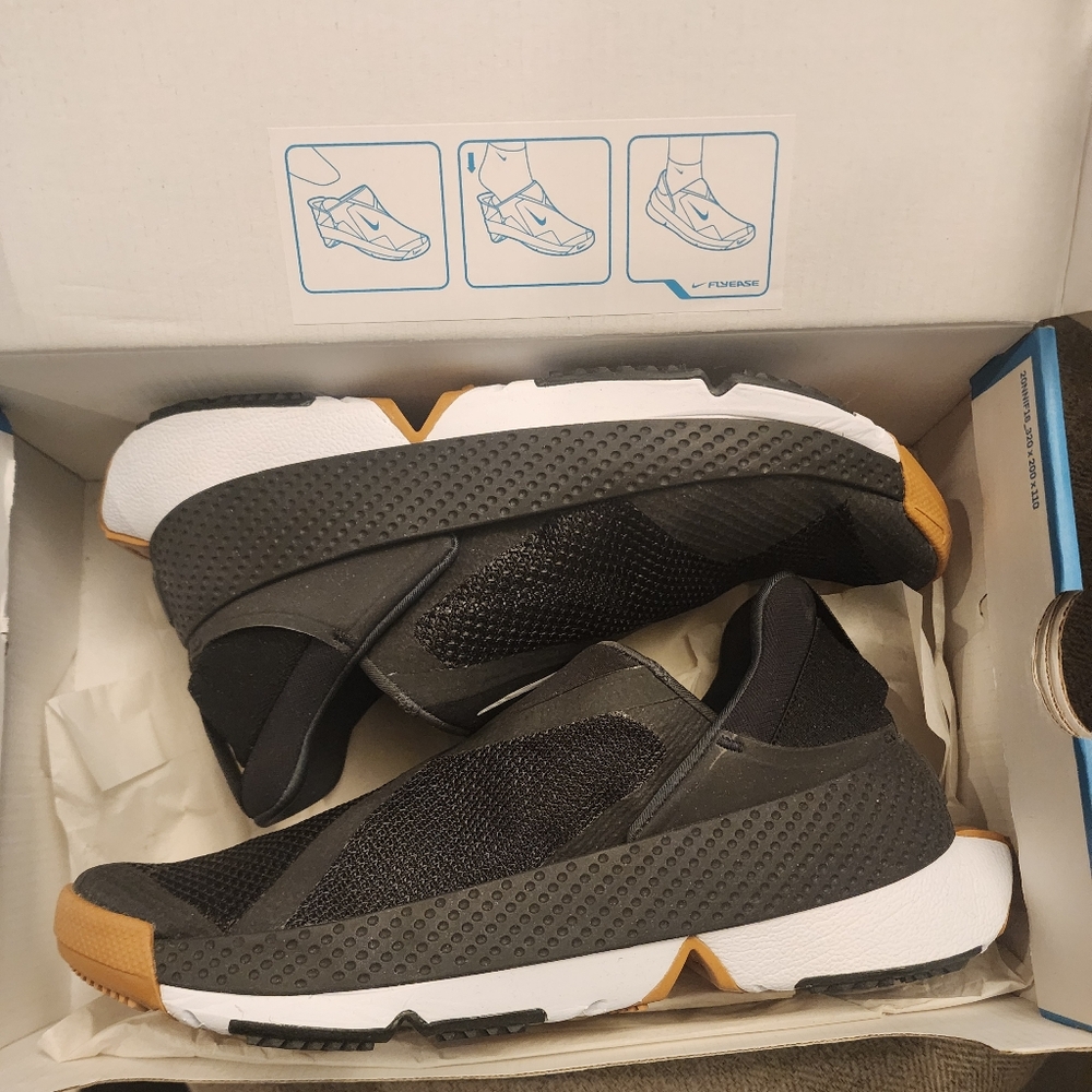 Nike Black and White Sneakers with Elastic Straps